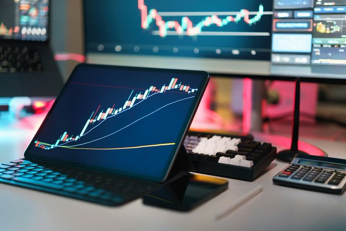 Los DEX Perpetuos Alcanzan $12 Billones en Volumen mientras Aster Desafía a Hyperliquid